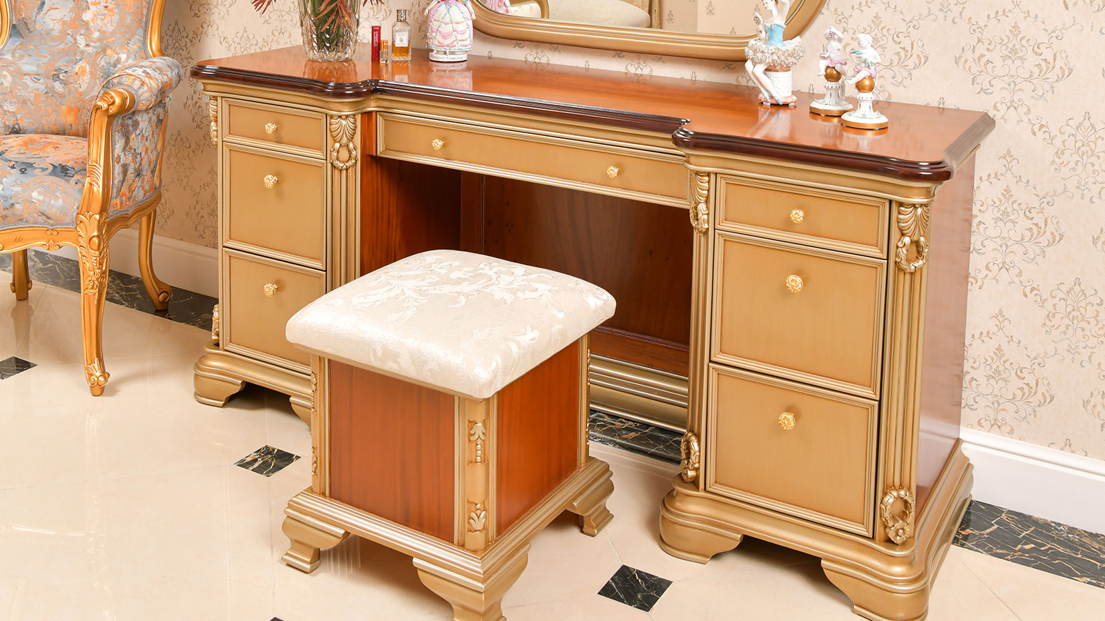 Italian Classic Luxury Dressing table & pouf